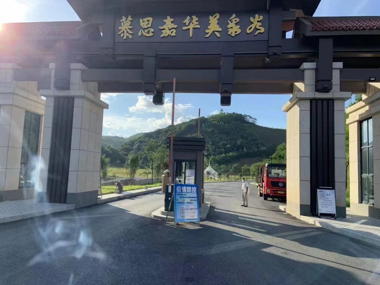 惠州南昆山慕思嘉华温泉酒店FT款车牌识别+金色直杆道闸 景区智慧停车场案列 第1张