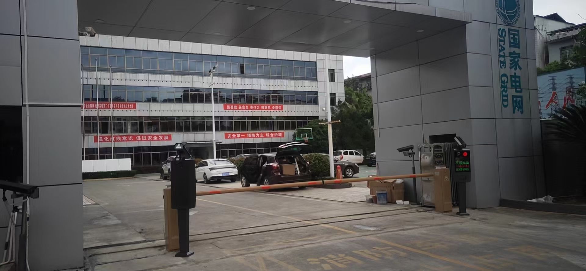 国家电网分公司T款车牌识别+新款呼吸灯金色直杆道闸 政务机构智慧停车场案列 第1张