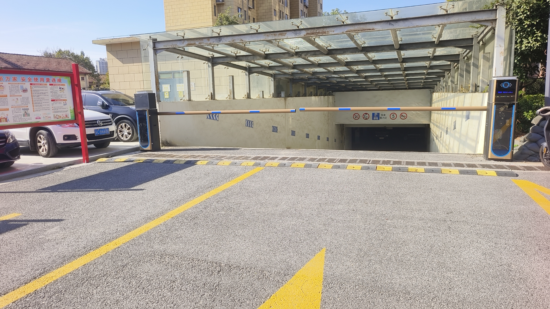 江苏省军区徐州第二离职干部休养所停车场案例 医院智慧停车场案列 第2张
